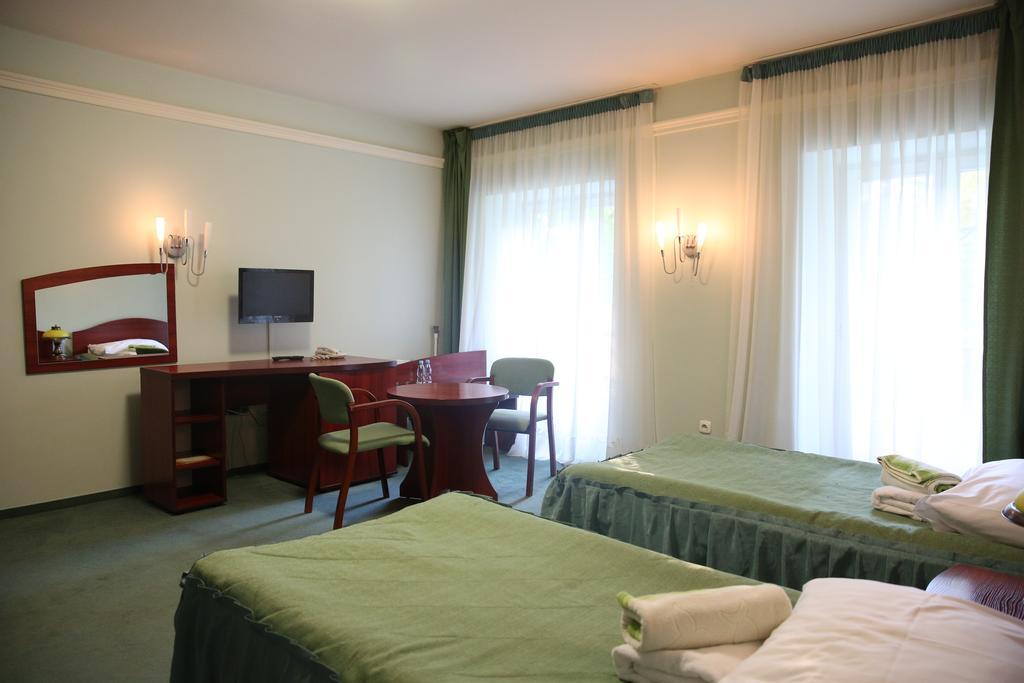 Bed and Breakfast Roskosz Zespol Dworsko Parkowy Biała Podlaska Exterior foto