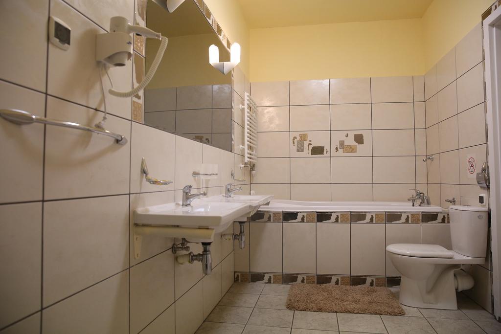 Bed and Breakfast Roskosz Zespol Dworsko Parkowy Biała Podlaska Exterior foto