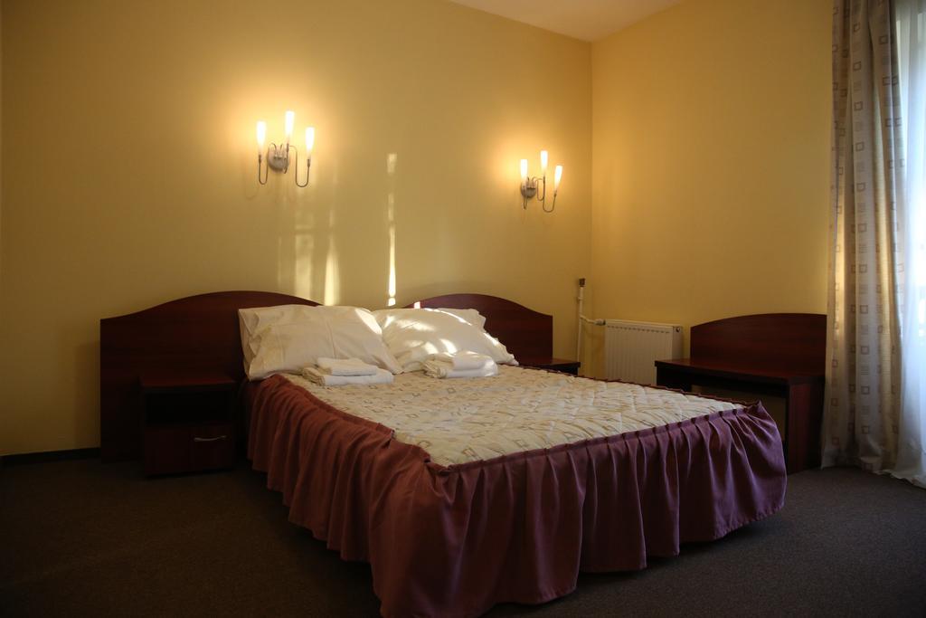 Bed and Breakfast Roskosz Zespol Dworsko Parkowy Biała Podlaska Exterior foto
